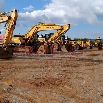 Παρατεταγμένες οι μπουλντόζες που δουλεύουν στα έργα για την ανέγερση του αεροδρομίου