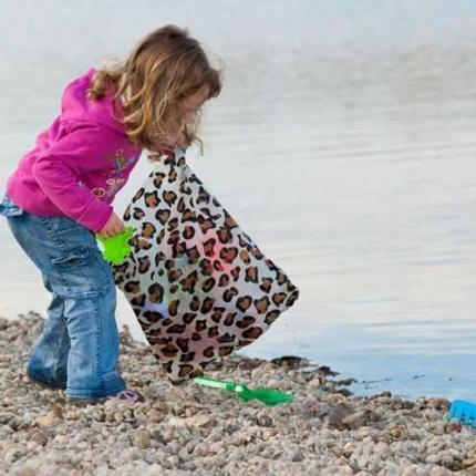 "Επιχείρηση σκούπα" στην παραλία δίπλα στο Μουσείο Φυσικής Ιστορίας