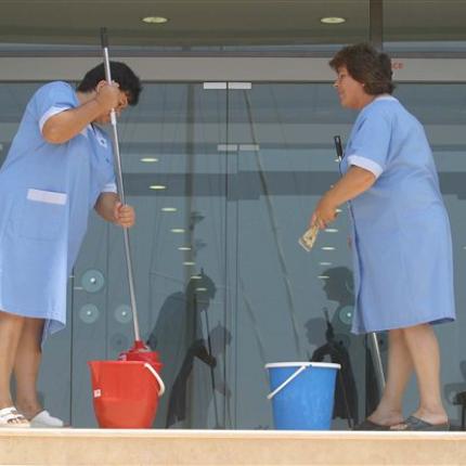 «Παγώνει» η επαναπρόσληψη των καθαριστριών