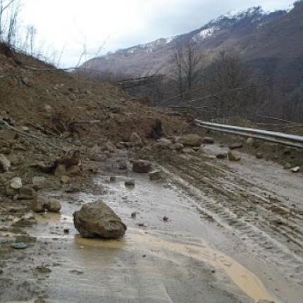 Οι κατολισθήσεις "έκλεισαν" την παλιά ε.ο. Πάτρας - Κορίνθου
