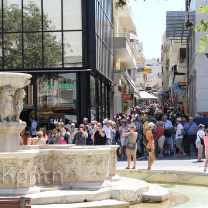 Κέντρο πόλης καταμεσήμερο: Ο πύργος του ναυαγοσώστη κι ο Γκρέκο! (φωτορεπορτάζ)