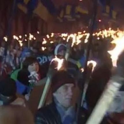 Ουκρανία: Χιλιάδες υποστηρικτές της άκρας δεξιάς έκαναν πορεία στο Κίεβο κρατώντας πυρσούς
