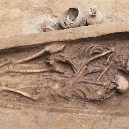 κινα ερωτευμενοι σκελετοι