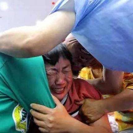 Η στιγμή της επανένωσης πατέρα και γιου!