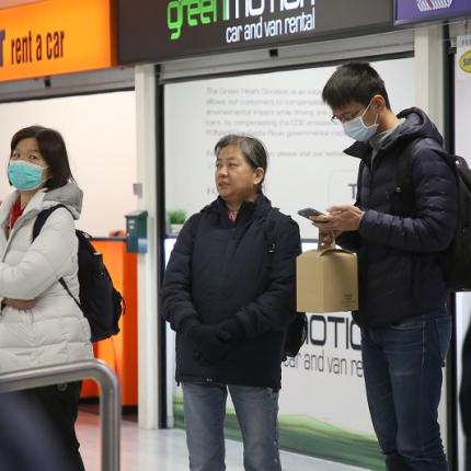 Κινέζοι επιβάτες στο αεροδρόμιο Ηρακλείου, φορώντας μάσκες