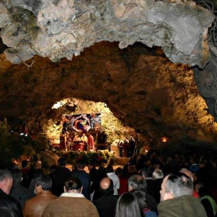 Αναπαράσταση της Θείας Γέννησης στη σπηλιά της Μαραθοκεφάλας