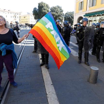 κίτρινα_γιλέκα_ηλικιωμένη