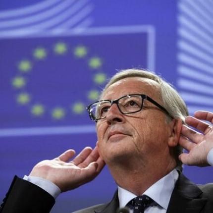 Αγκαλιές, φιλιά και "χεράκια": Κανείς δεν ξεφεύγει από τον Γιούνκερ (φωτο)