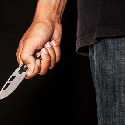 επίθεση με μαχαίρι