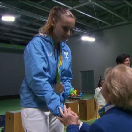 αννα κορακακη απονομη σκοποβολη.jpg