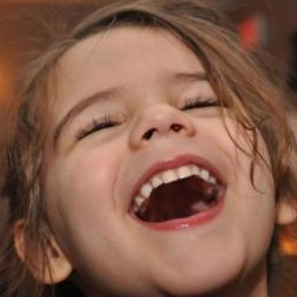 Το κορίτσι που δεν σταματούσε να γελάει! 