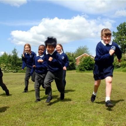 Έρευνα: Τα κορίτσια ξεκινούν να ωριμάζουν έως και 10 χρόνια νωρίτερα από τα αγόρια.