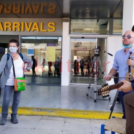 Με λύρα η υποδοχή των πρώτων τουριστών