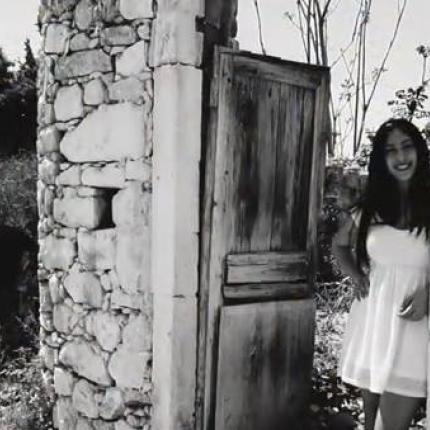 Το μικιό κοπελιδάκι με μνήμες από παλαιϊνούς καιρούς