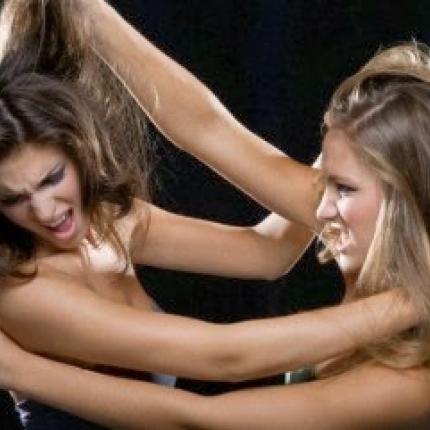 Μπουνιά ... από γυναίκα ... σε γυναίκα! (βίντεο)