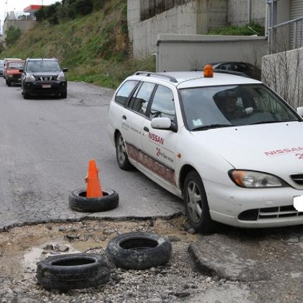 Προσοχή, προσοχή: Λακκούβα γίγας στο δρόμο για ΠΑΓΝΗ (φωτογραφίες)