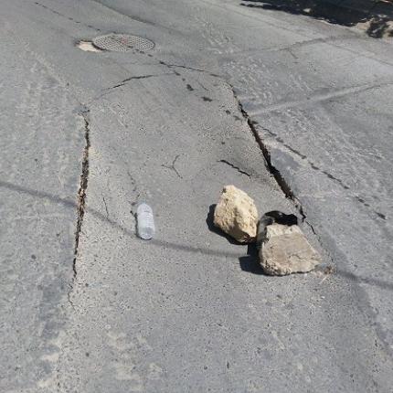 Ο δρόμος "έκατσε" και οι κοτρόνες... προειδοποιούν, στη Φορτέτσα Ηρακλείου!