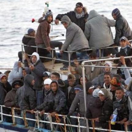 Σκάφος με 400 λαθρομετανάστες βορειοδυτικά της Κρήτης