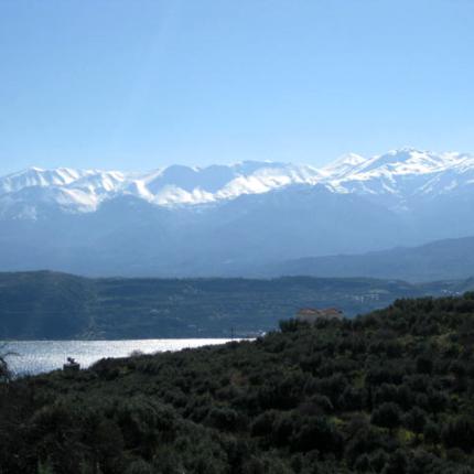 "Ζωή Αγκαλιά με την Πέτρα": Μια φωτογραφική περιήγηση στα κρητικά Λευκά Όρη