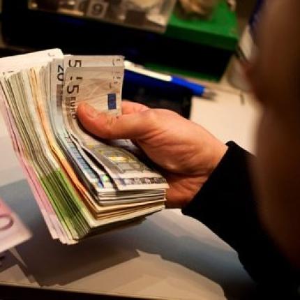 Εργαζόμενοι στην Ελλάδα της κρίσης με μισθό €4.000 έως €10.000