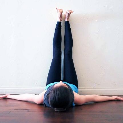 πόδια ψηλα στο τοίχο