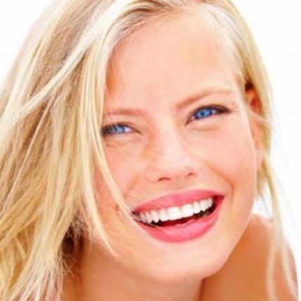 Λευκά δόντια με μαγειρική σόδα