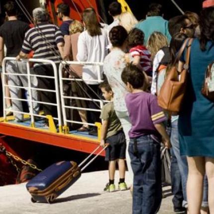 Koρυφώνεται η κίνηση στο λιμάνι του Ηρακλείου - Γεμάτα τα πλοία από και προς το νησί