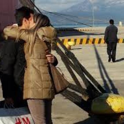 Συγκινητικές στιγμές στην Πάτρα - Έφτασαν τα διασωθέντα μέλη του πληρώματος