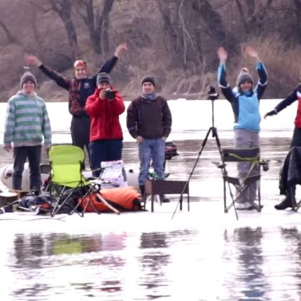 Σχεδία από πάγο!! (βίντεο)