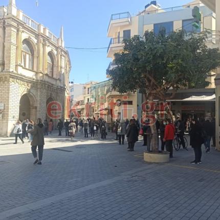 Η ουρά ξεκινά από την Βασιλική του Αγίου Μάρκου