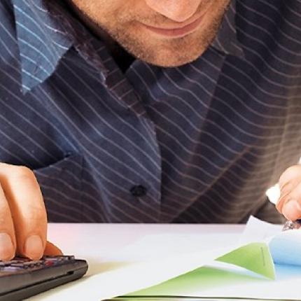 Σε δικηγορικά γραφεία αναθέτει η ΔΕΗ την είσπραξη ληξιπρόθεσμων λογαριασμών ρεύματος 