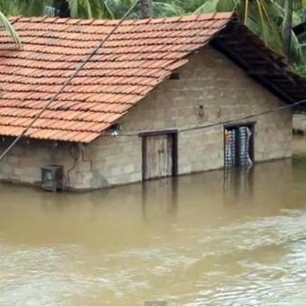 100.000 άνθρωποι αναγκάστηκαν να εγκαταλείψουν τα σπίτια τους στη Μαλαισία