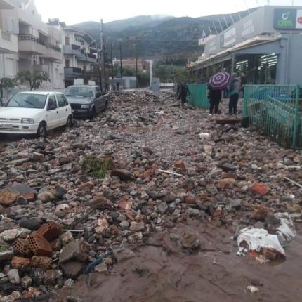 Πέτρες, λάσπες και σκουπίδια κάλυψαν τα πάντα