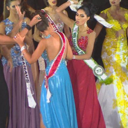 Μαλλιοτράβηγμα ... για ένα στέμμα! (βίντεο)