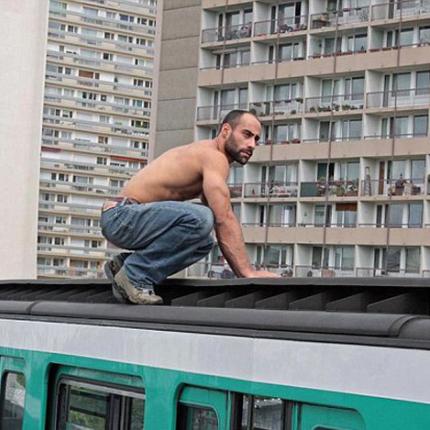  Άνδρας πήδηξε πάνω σε κινούμενο τρένο! (βίντεο)