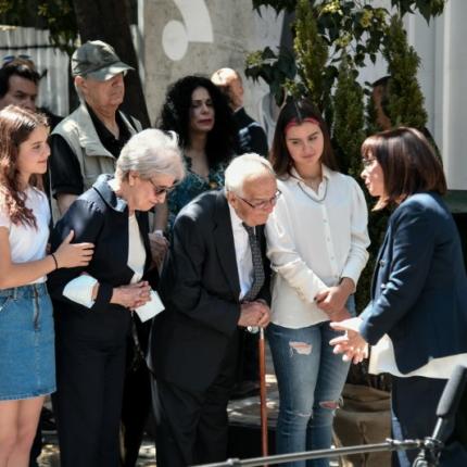 Η Κατερίνα Σακελλαροπούλου συνομιλεί με συγγενείς των θυμάτων