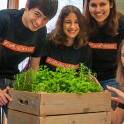 Σκοπός τους ... να στείλουν μαρούλια στον Άρη! 