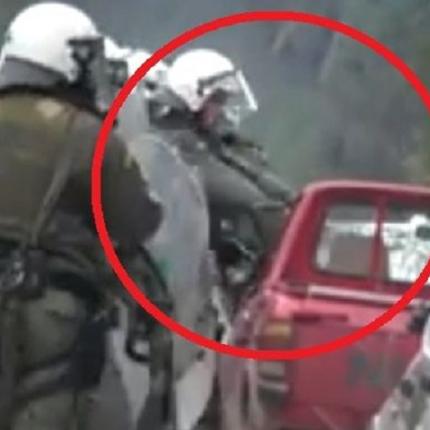 Άνδρες των ΜΑΤ σπάνε αυτοκίνητα