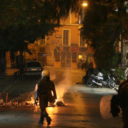 ΜΑΤ έκλεψαν νερό από περίπτερο; (βίντεο)