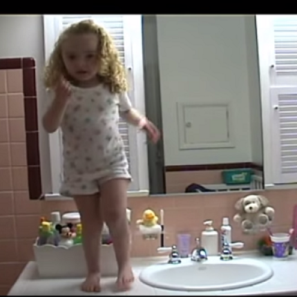 Μαθήματα καλής διάθεσης από μία 5χρονη (βίντεο)