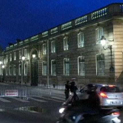 Drone σε νυχτερινή "βόλτα" πάνω από το Μέγαρο των Ηλυσίων