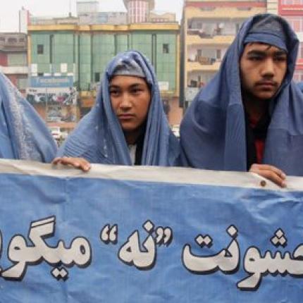 Άνδρες φόρεσαν μπούρκα στο Αφγανιστάν διαδηλώνοντας υπέρ των γυναικών