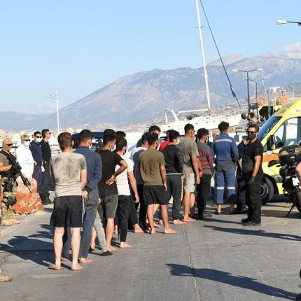 Στο λιμάνι της Ιεράπετρας οι μετανάστες