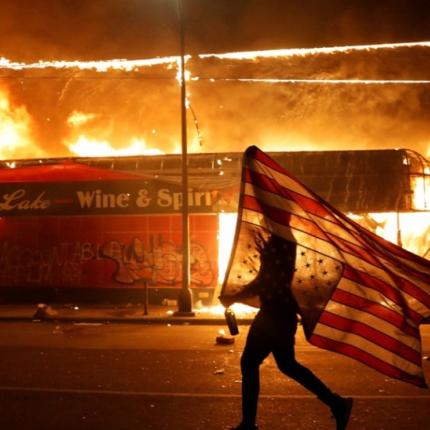 Νέες ταραχές στη Μινεάπολις παρά την απαγόρευση κυκλοφορίας