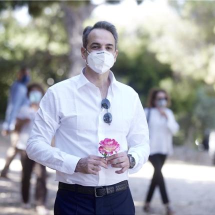 Με ένα λουλούδι στο χέρι, έφτασε στο κοιμητήριο ο πρωθυπουργός