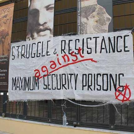 Μαύρες σημαίες έξω από το Αρχαιολογικό Μουσείο Ηρακλείου - Δίωρος "αποκλεισμός" από νεαρούς