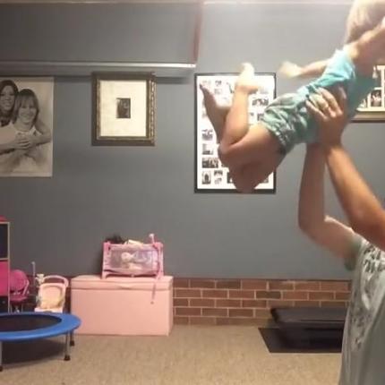 Όταν ο μπαμπάς κλέβει την "παράσταση" από ... τη κόρη του (video)