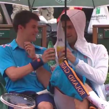 Ο καλύτερος τενίστας του κόσμου και το παιδί που μαζεύει το μπαλάκι του τέννις! (βίντεο)