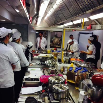 Επίσκεψη του Μενέλαου Μποκέα στους αυριανούς μάγειρες