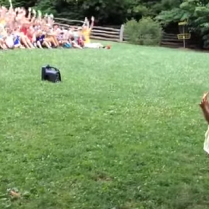 Μπόμπιρας 15 μηνών συντονίζει πλήθος 500 ατόμων (βίντεο)